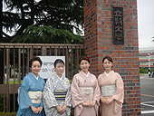 大学門の前で・・